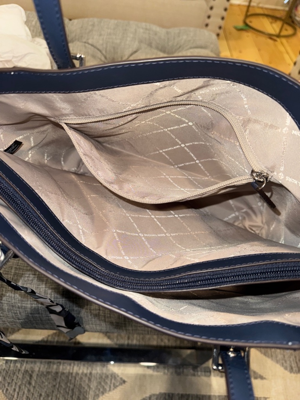 Michael Kors Bag Jet Set Signature Blue White Tote - Picture 12 of 17